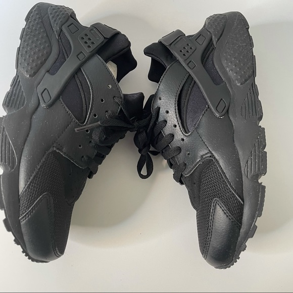 Nike Shoes - Nike🖤Huarache all black,like new🔥